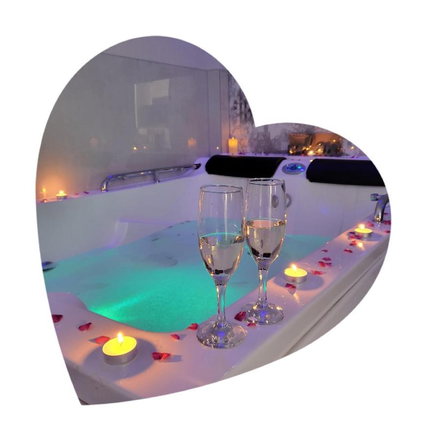 Vip Apartment For Lovers In キシナウ エクステリア 写真
